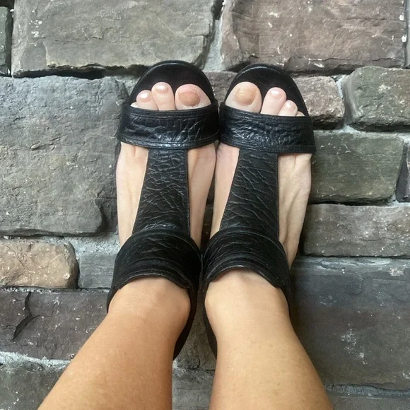 Tory Burch Black All Leather Torben Tumbled Rhino Leather Heel - Picture 5 of 14